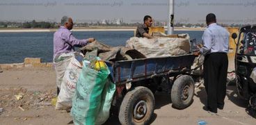 محافظ أسيوط يصادر 5 عربات كاور تحمل مفروزات قمامة وتفرغها لشكل عشوائي