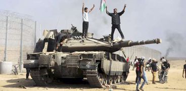 عناصر من حماس على آلية عسكرية في عملية طوفان الأقصى