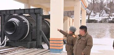 زعيم كوريا الشمالية «كيم جونج أون» في موقع الاختبار