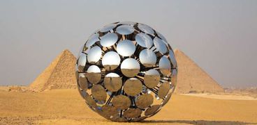 مجسم مدار تحت نفس الشمس أحد مجسمات معرض الفن الدولي بالأهرامات