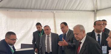 رئيس حزب الوفد يتابع عملية التصويت في الانتخابات