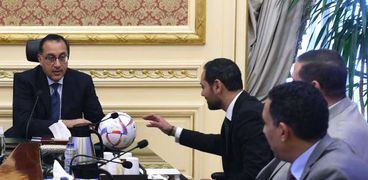 رئيس الوزراء يجتمع مع ممثلي «فورود إيجيبت»: كرة المونديال تصنع في مصر