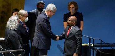 وزير خارجية المالديف عبدالله شاهد «يمين»