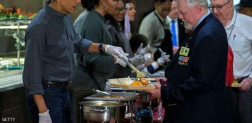 أوباما وزوجته يقدمان الطعام في عيد الشكر