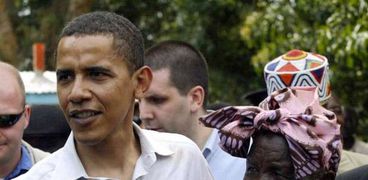 جدة أوباما معه خلال زيارته كينيا