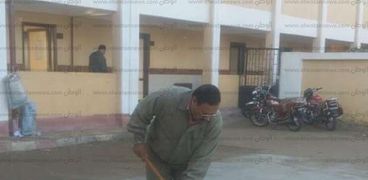 معلم لغة عربية ينظف مدرسته
