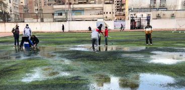 مياه الأمطار في ملعب عمال المنصورة