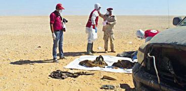 بقايا بعض الجثث التى عثر عليها الهلال الأحمر الليبى