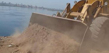 ازالة تعديات على نهر النيل
