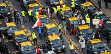 بالصور| تظاهرة لسائقي سيارات الأجرة في سانتياجو ضد "أوبر"