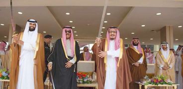 سلطان بن سحيم  والعاهل السعودي سلمان بن عبدالعزيز خلال تأدية رقصة "العرضة"