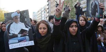 إيرانيون يتظاهرون في بلدهم