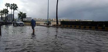 بالصور: الإسكندرية محاصرة بمياه سيول لا تتوقف وغرق شوارعها