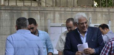 د. حسام بدراوى أثناء الإدلاء بصوته فى انتخابات الأطباء