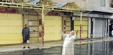 مواطن يواجه أزمة الأمطار بالتضرع إلى الله
