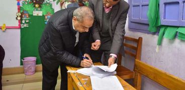 رئيس هيئة الدواء المصرية يدلي بصوته في الانتخابات الرئاسية ٢٠٢٤