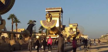 السياح والمصريين داخل طريق الكباش