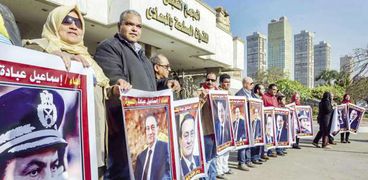 أنصار «مبارك» يصطفون أمام مستشفى المعادى انتظاراً لظهوره أمس