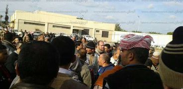 بالصور| إضراب العاملين  بـ"الدلتا للسكر" في كفر الشيخ لليوم الثالث على التوالي