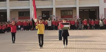 طلاب المدارس يقفون دقيقة حدادا على أرواح شهداء غزة