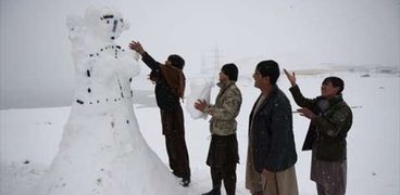 بالصور| عشرات القتلى إثر تساقط كميات كبيرة من الثلوج في افغانستان