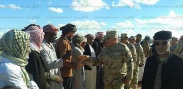 بالصور| قائد المنطقة الغربية العسكرية يوزع مساعدات غذائية على فقراء "العقر" بالسلوم