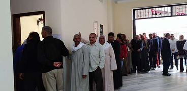 إقبال كبير من الوافدين على لجان الاستفتاء فى الشيخ زايد