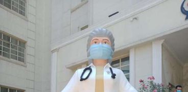 بالفوم.."تركي" يصنع تمثال للأطقم الطبية بدار الشفاء:نفسي اعمله من زمان