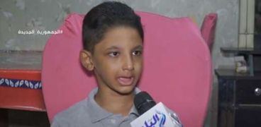 الطفل مصطفى الذي يعاني من فقدان جذور الأسنان