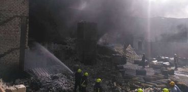 الحماية المدنية تسيطر علي حريق مصنع البتروكيمياويات بعد انهياره