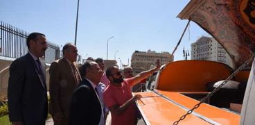 سلطان يتفقد عربة ماكولات متنقلة لتشجيع المشروعات الشبابية