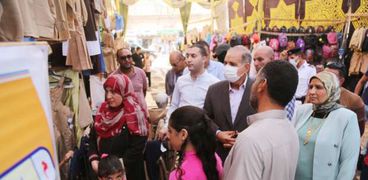 محافظ كفر الشيخ خلال تفقده معرض «أهلاً مدارس»
