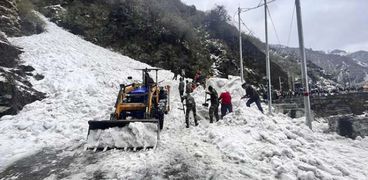 جنود الجيش الهندي يزيلون الثلوج بسبب الانهيار الجليدي