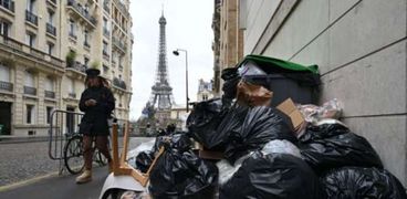 شوارع باريس تفيض بالقمامة