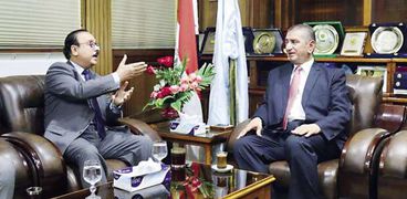 وزير الاتصالات مع محافظ كفر الشيخ أثناء زيارته للمحافظة