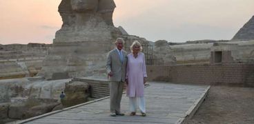 الأمير تشارلز وزوجته في منطقة الأهرامات