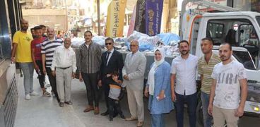 أسرة فيومية تتبرع بـ 10 أطنان ملابس وبطاطين لفلسطين
