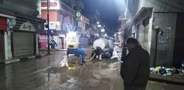 الوحدات المحلية بالبحيرة تسحب مياه الأمطار من الشوارع