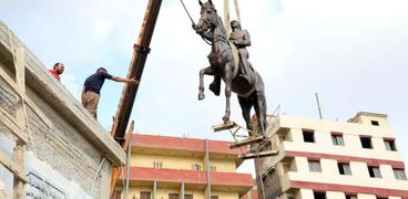 محافظ الشرقية يتابع أعمال نقل تمثال الزعيم أحمد عرابي إلى مكانه الجديد