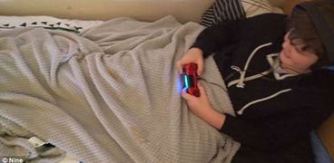 لوجان يلازم سريره بسبب إدمان ألعاب الفيديو