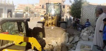 إزالة 84 حالة إشغال بالطريق العام لقرية "قصر رشوان" بالفيوم