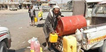 المياه تصل إلى اليمنيين فى «جراكن» بعد انقطاعها عن المنازل