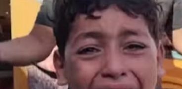 طفل ناج من قصف مدرسة الفاخورة