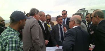 وزير الطيران يتفقد مطار شرم الشيخ