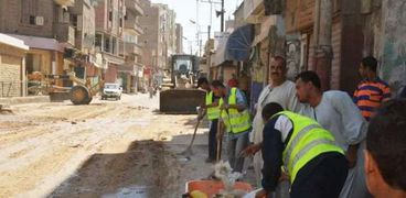 30 شابا يشاركون في اعمال النظافة بمدينة طهطا بسوهاج