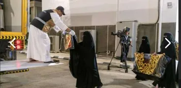 سيدات سعوديات يشاركن في نقل كسوة الكعبة المشرفة