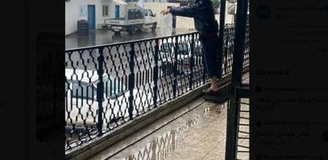 فلسطيني ينتظر هطول مياه الأمطار