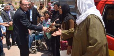 "إحنا معاك عشان مصر" تسلم أكشاك بضائع لـ8 أسر فقيرة ببني سويف