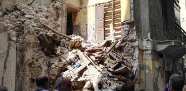 سقوط اجزاء من عقار بوسط الإسكندرية بدون اصابات