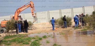 حملة إزالة التعديات على خط المياه الموصل بمطروح _ صورة أرشيفية